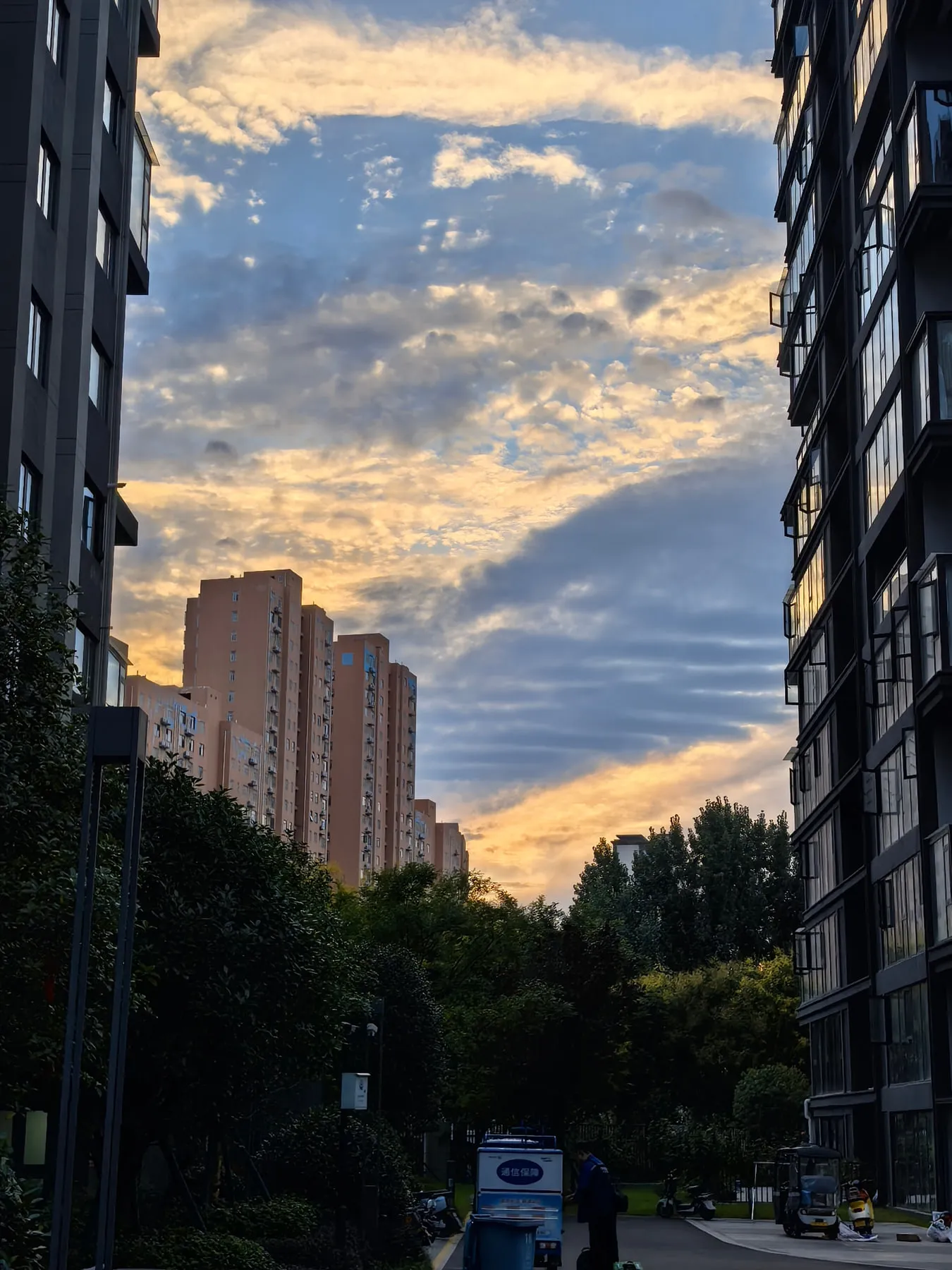 雨停之后,两栋楼之间的晚霞